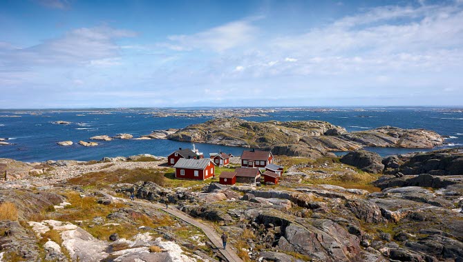 Kosterhavets nationalpark och ön Ursholmen med rödmålade fyrvaktarstugor.
