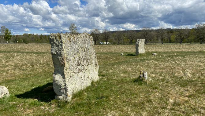 Två stora stenblock på rad.