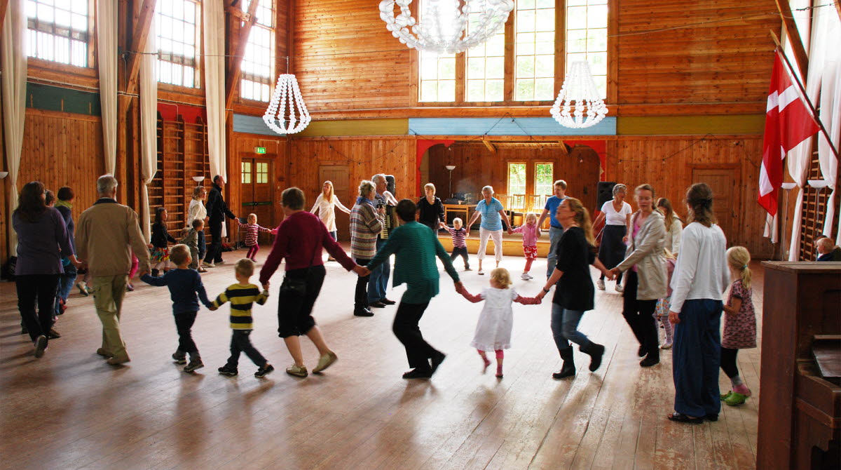 Barndans i Lekhuset på Nääs under midsommarveckan med Näässamfundet