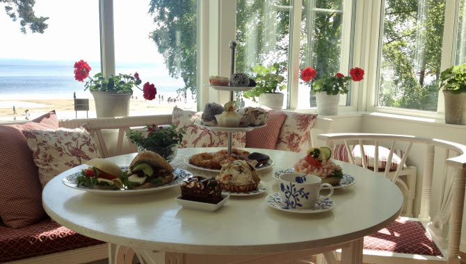 Ett bord med massvis av fika på Skogshyddan.