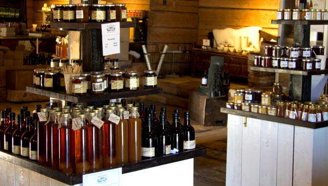 Hofsnäs Herrgård är en del av Gårdarna Runt Sjön och här finns restaurang och saluhall med lokala produkter.