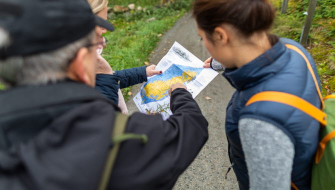 Människor som vandrar på Härmanö