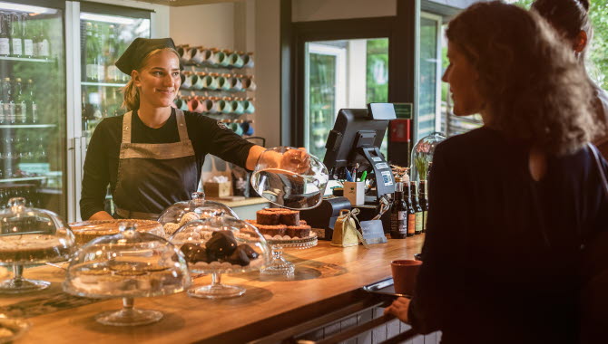 Två kvinnor som handlar kakor av Osterians personal.