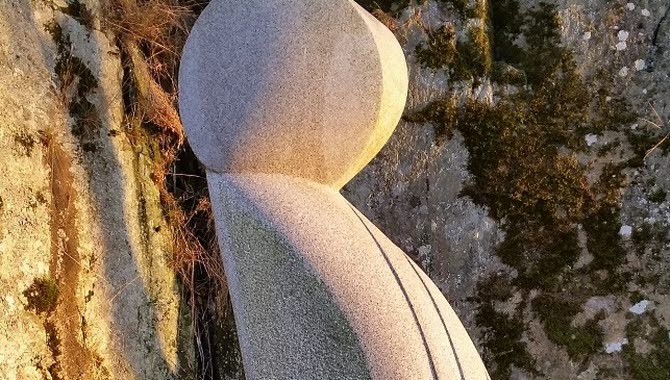 Granitskulptur som föreställer fören på ett vikingaskepp, skapad av konstnären Hannes L Götz, 1990.