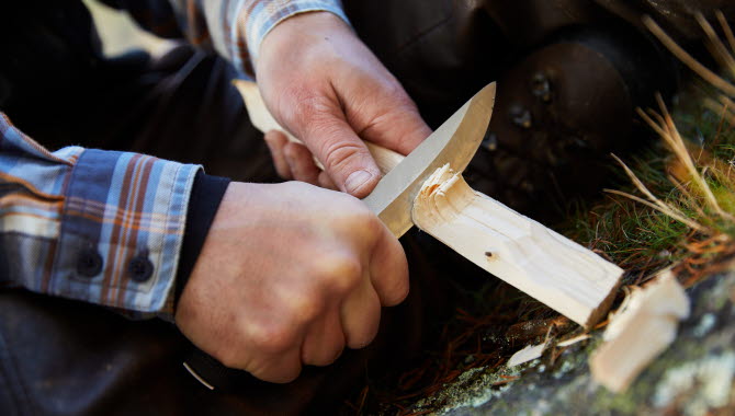 Bushcraft. Tälja med kniv.