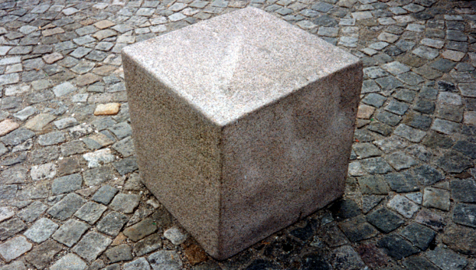 Granitskulptur Kuben, skapad av Thina Segerström år 1990 och finns på Oskarsplatsen.
