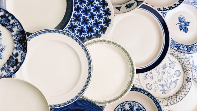 Porcelain in white and blue on a museum