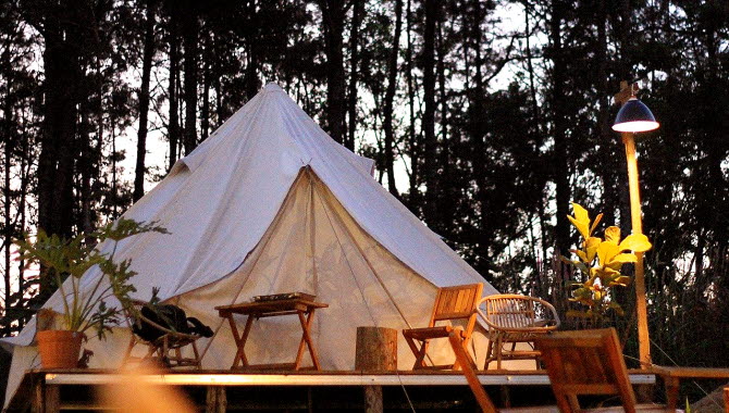 Glampingtält hos Kalvs skolhus