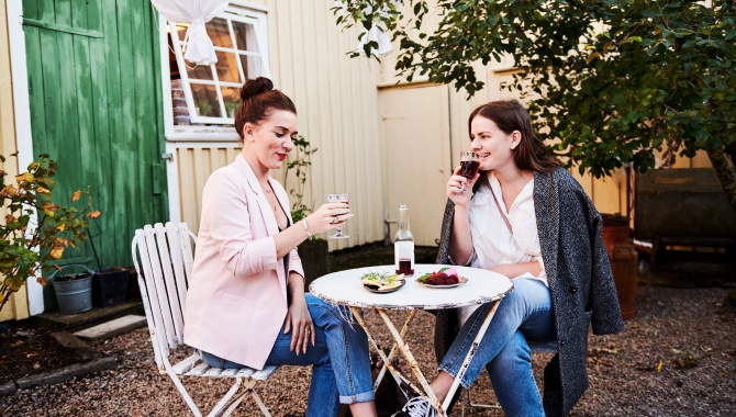 Women haveing a swedish fika in Alingsås