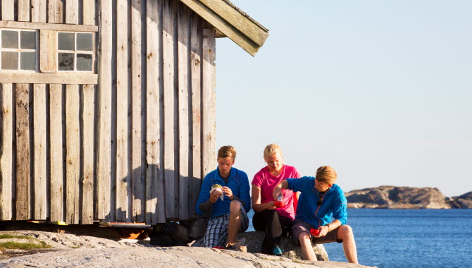 Fika at a cliff by the ocean