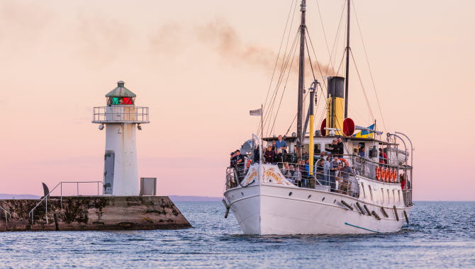 Ångaren Trafik på väg in i Hjo hamn.