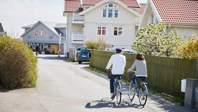 Par som cyklar på en gata.