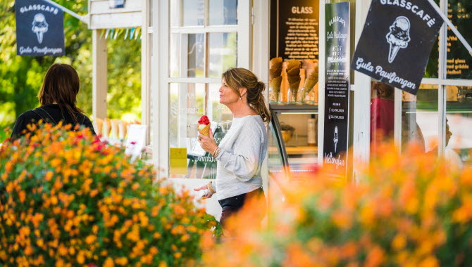 Women eating icecream in Hjo