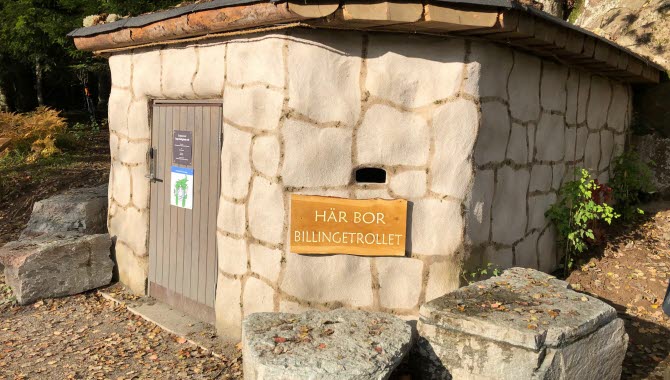 Ett litet stenhus i skogsmiljö