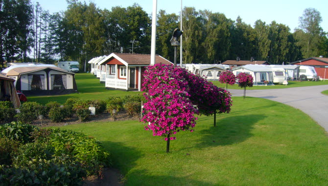 Stugor och husvagnar i den vackra gröna miljön i Filsbäck.