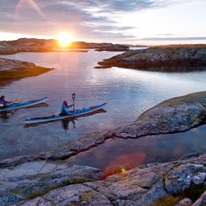 Två som paddlar kajak i Bohuslän