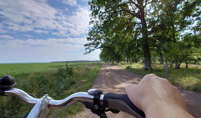 Cykeltur längs grusvägarna vid Almnäs Bruk.