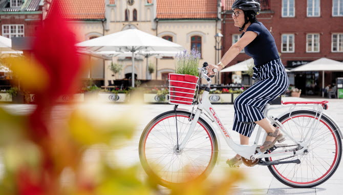 Kvinna cyklar i centrala Skövde