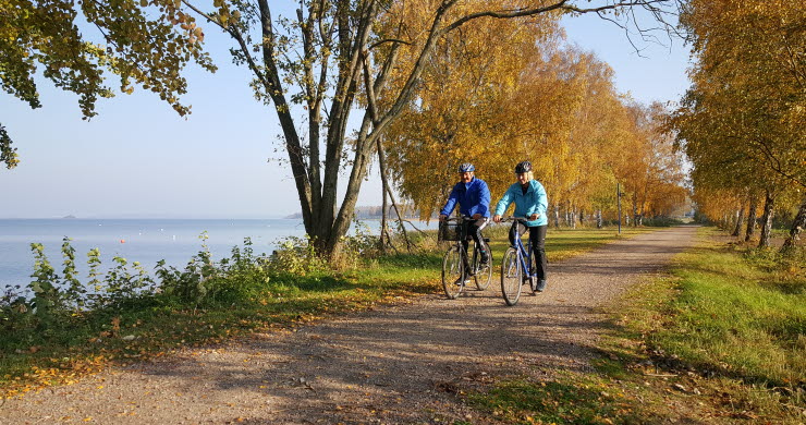Ett par cyklar på grusväg längs Vänerns strand i Mariestad.