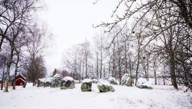 24 stenar ligger i formation som ett skepp. Askeberga skeppssättning i vinterskrud.
