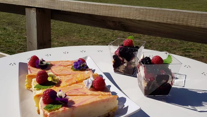 Fika på altanen på mellomgården