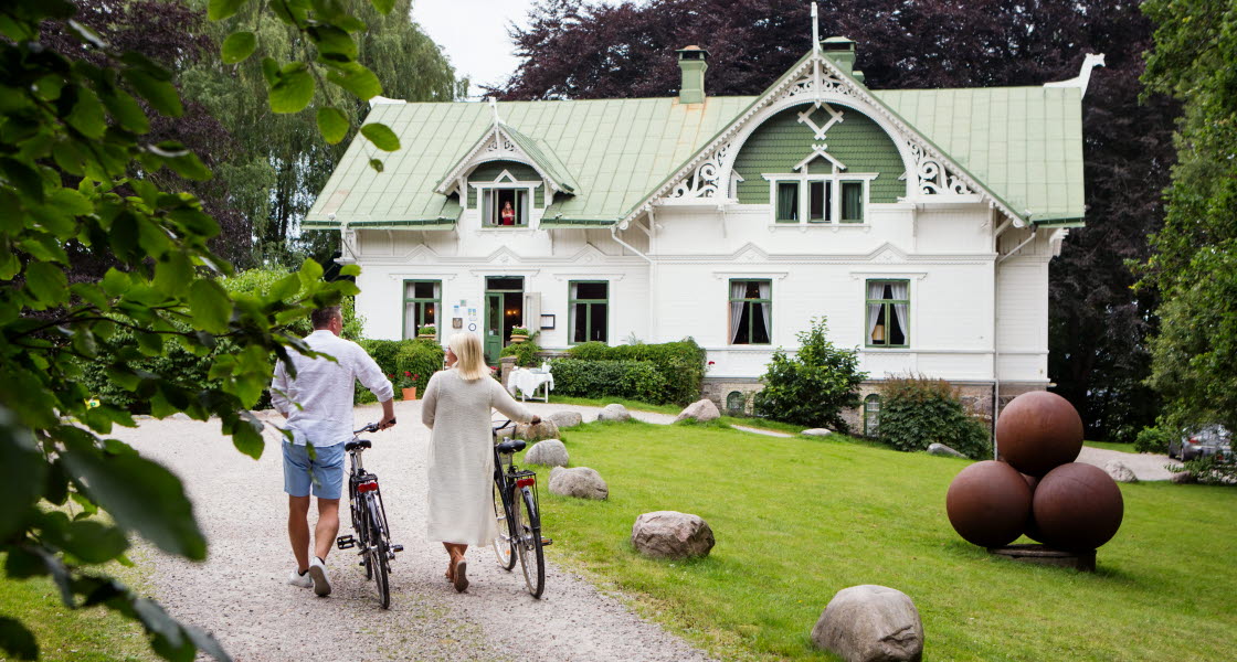 couple with bikes