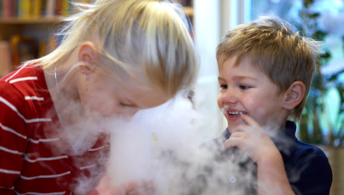 en tjej och och kille experimenterar på Dalenium Science Center