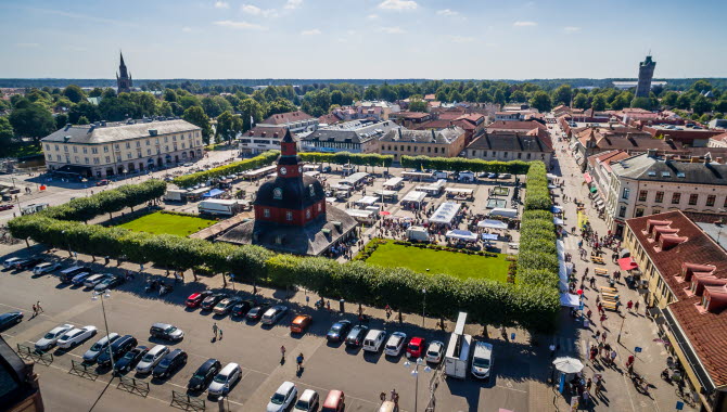 Ett flygfoto över Lidköping Centrum och det stora kända torget med den ikoniska röda byggnaden.