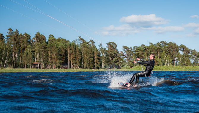 Tjej som kitesurfar på Mullsjön, väster om Hjo.