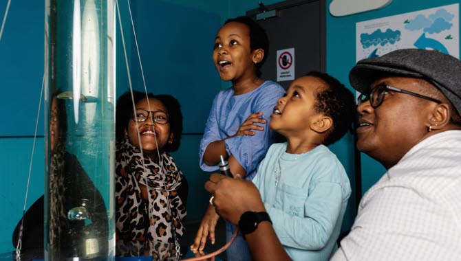 En familj som experimenterar på ett science center