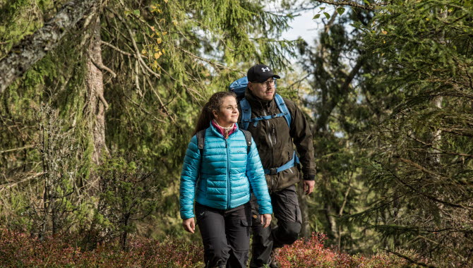 Man och kvinna går i naturen