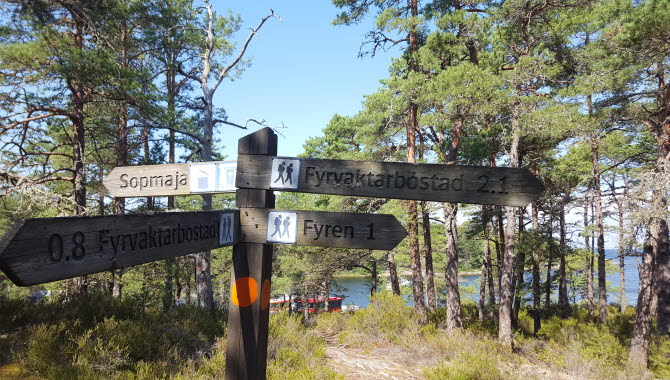 Vägvisningsskyltar i Djurö nationalpark i Vänern.