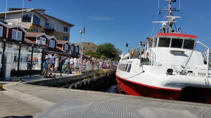A long line of people in front of the Kosterferry in Strömstads northen harbour. 