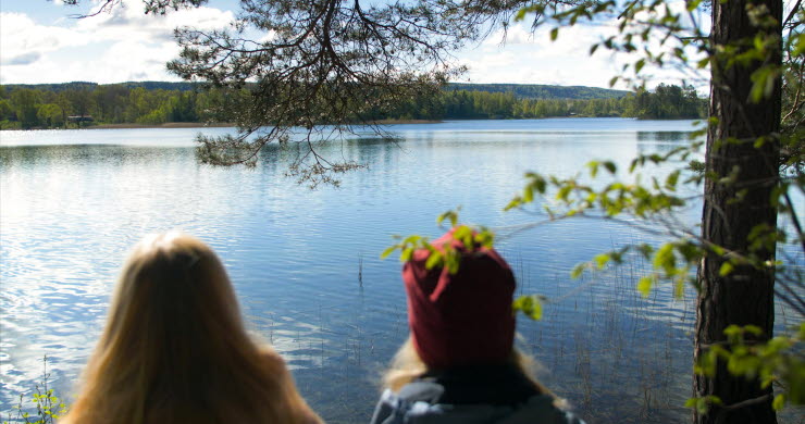 Two persons have a great view at Lake Flämsjön