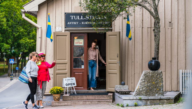 People visiting Hjo
