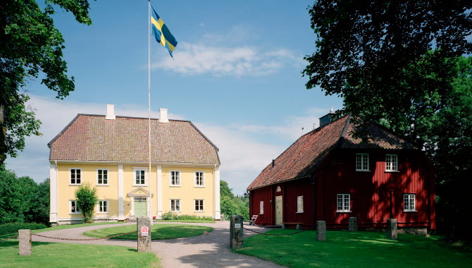 Källebacka Säteri är en gul, vacker träbyggnad i Ulricehamn som än idag är en bostad.