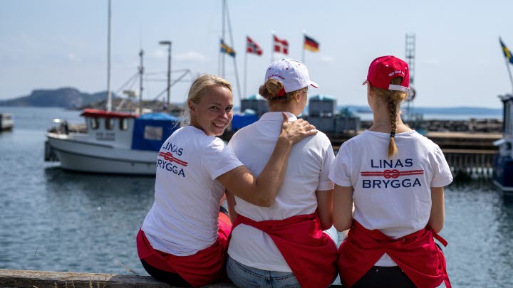 Three girls on Linas Brygga. 