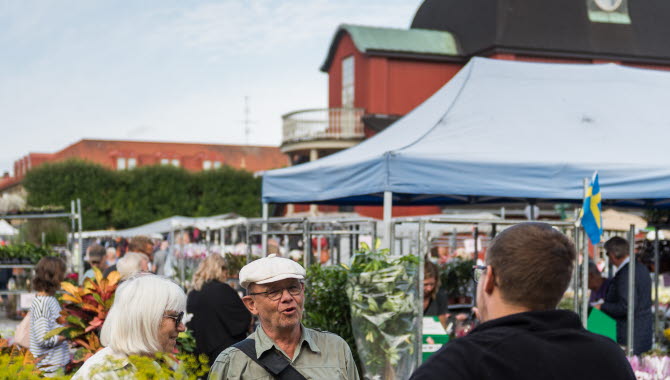 Handel på stora kända torget i Lidköping vid sjön Vänern.