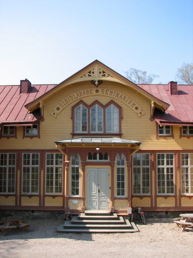 Exteriör av entrésidan till det historiska slöjdlärarseminariet på Nääs. Slöjdskolan var aktiv 1872-1966 och än idag för kortare kurser inom området.