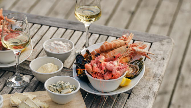 set the table on a jetty