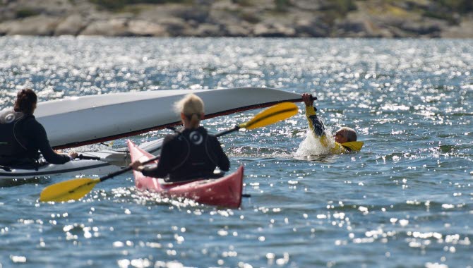 Kajakpaddlare tränar under kurs i Göteborgs skärgård