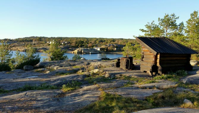 naturreservat Nötholmen med havsutsikt och ett vindskydd på berget