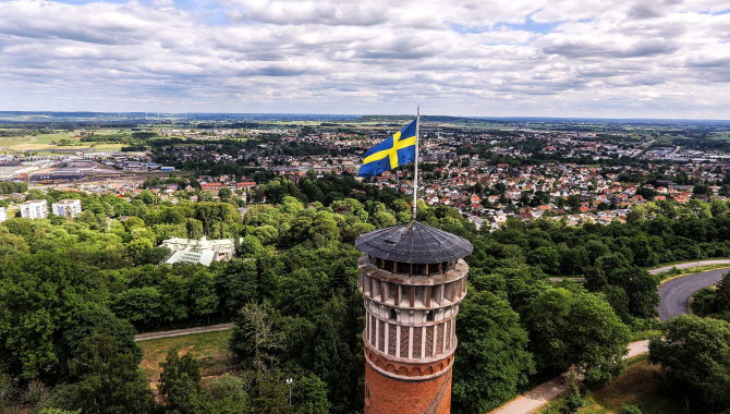 Utsiktstornet på Mösseberg med Falköping i bakgrunden.